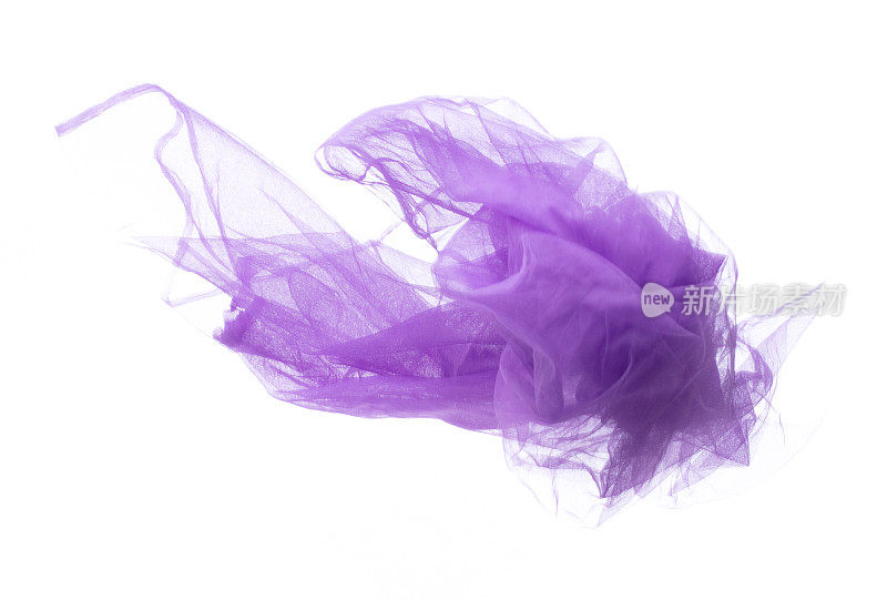 紫紫色的欧根纱织物呈曲线状飞行，一片纺织蓝天的欧根纱织物抛落在空中。白色背景隔离运动模糊