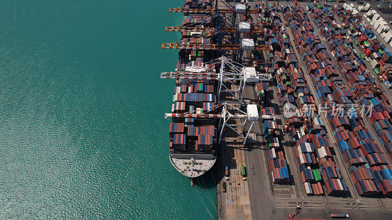 后视图集装箱货船。商业物流运输海运，货船，集装箱在深海港口工业园区进出口世界各地