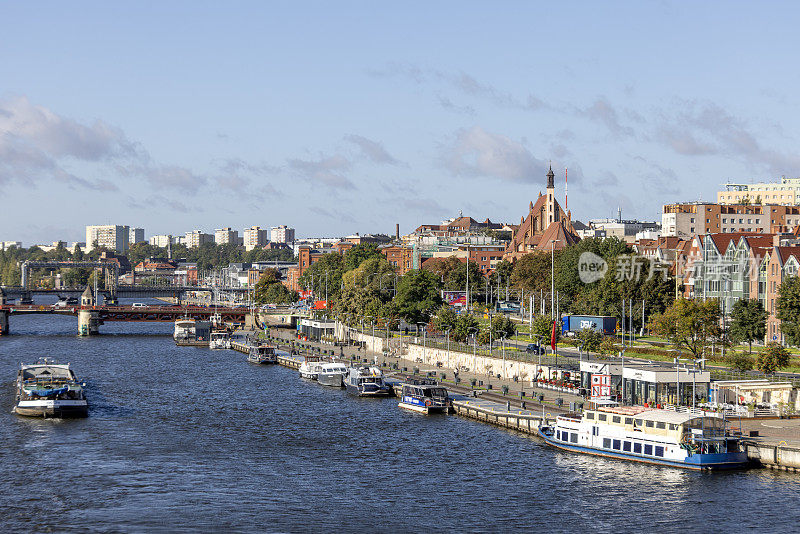 波兰什切青老城奥德拉河畔的Wieleckie码头，被称为Piastowski大道