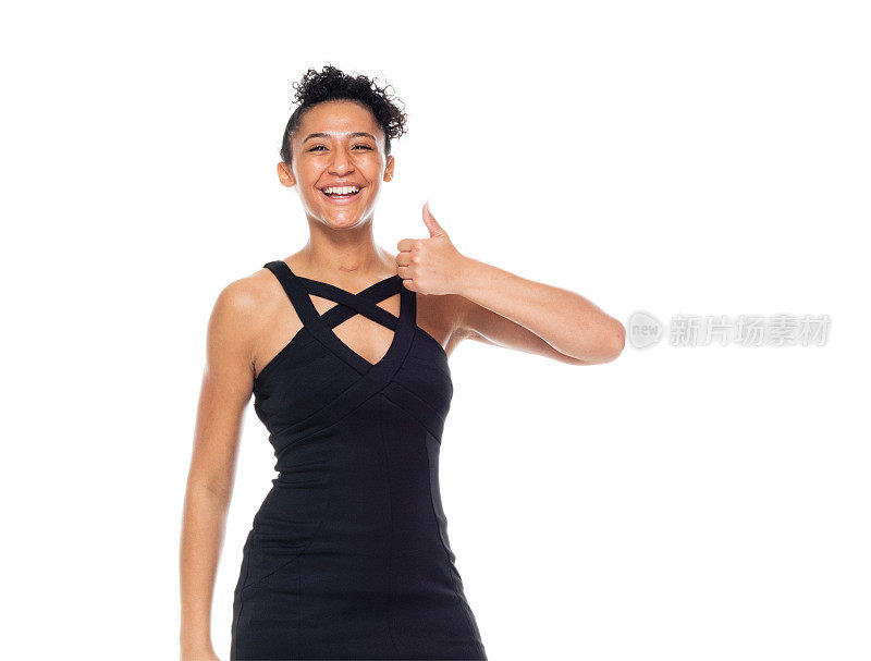 漂亮的高个子黑人女性穿着一件漂亮的黑色连衣裙-竖起大拇指