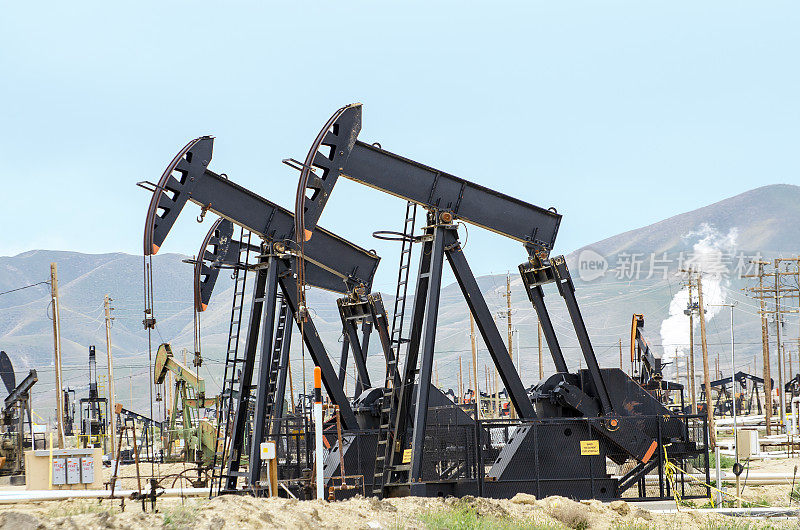 在加利福尼亚的中途日落油田，抽油机在抽油
