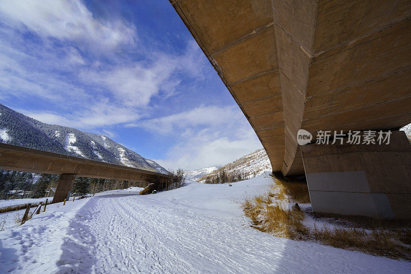 山区高速公路上的立交桥