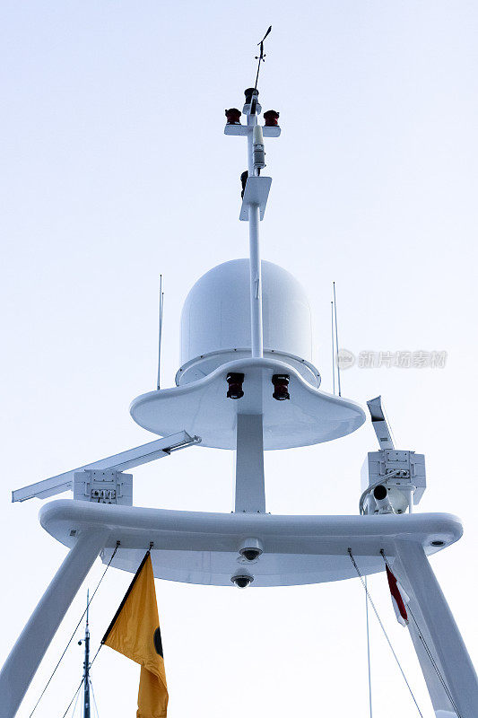 豪华摩托艇雷达和导航系统，蓝天背景与拷贝空间