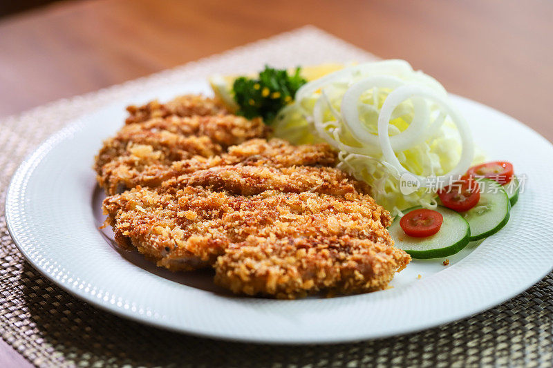 猪肉tonkatsu。