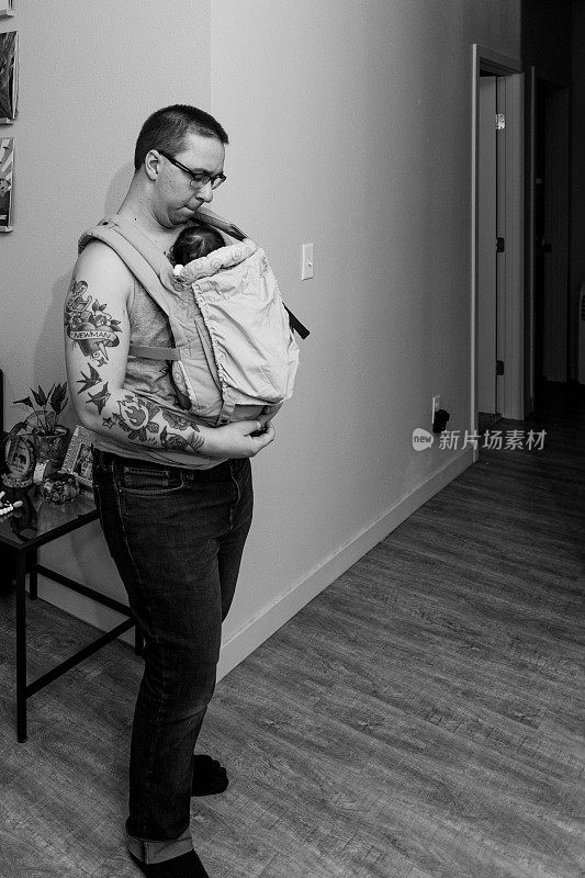 纹身的父亲和他的女婴