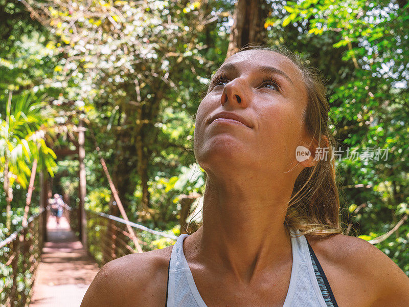 一个年轻女子在哥斯达黎加的热带雨林里游荡