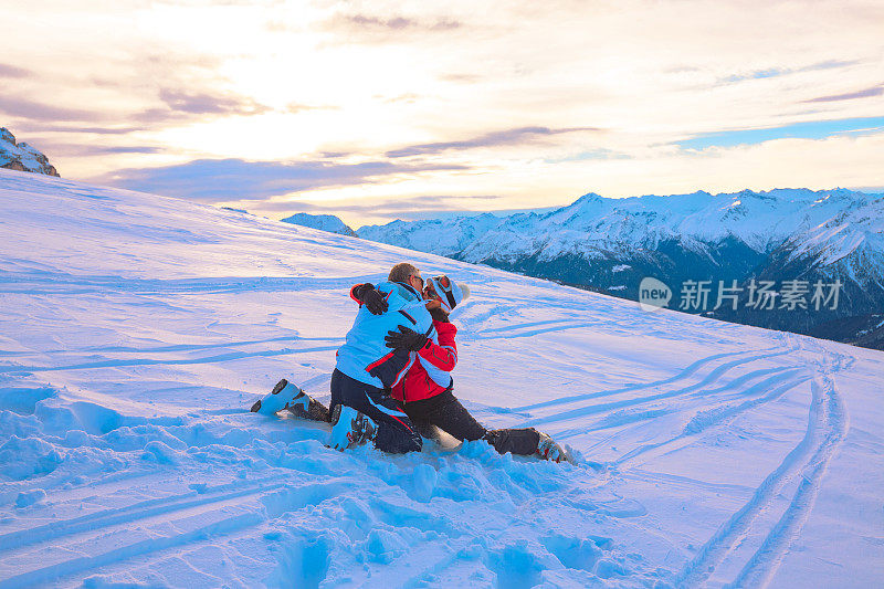 夫妇，朋友女人和男人滑雪享受，在阳光明媚的滑雪胜地玩。高山雪景。阿尔卑斯山，欧洲，意大利。业余冬季运动高山滑雪。