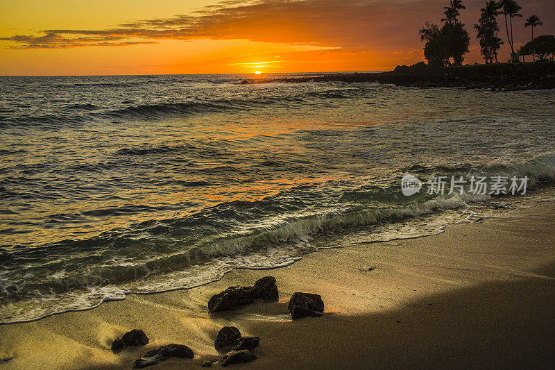 夏威夷考艾岛波伊普海滩的日落