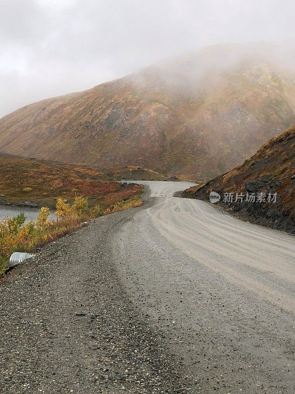 阿拉斯加的大雾山路