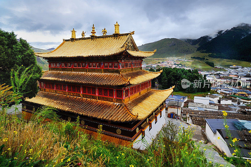 中国甘肃省甘南市藏族自治州曲鲁县朗木寺藏传佛教大殿。