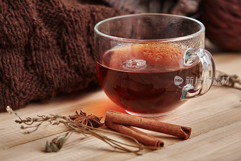 中国红茶加茴香和百里香。特写镜头