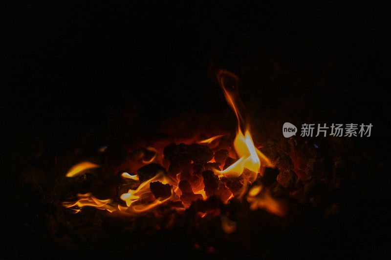 彩色的火焰从一个炽热的煤火在壁炉靠近