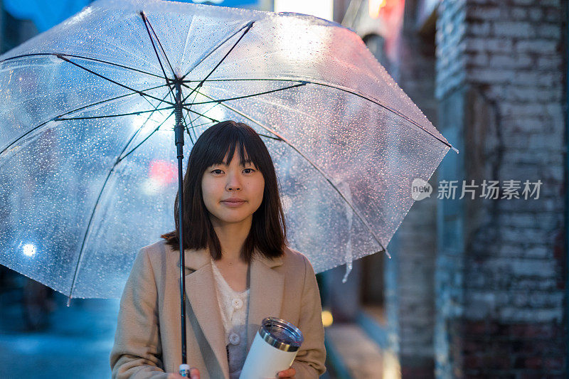 雨中的亚洲女人