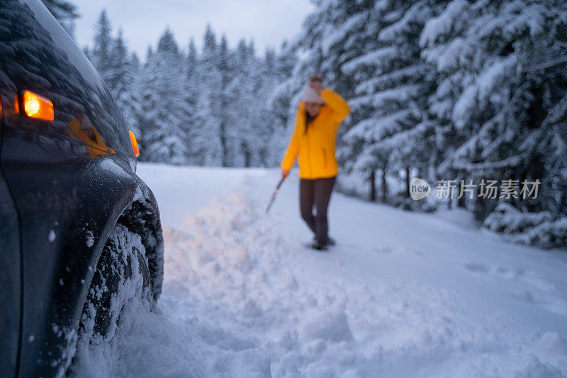 第一场雪后打扫汽车和扫地。紧急照明设备。在恶劣的天气下，汽车会在偏僻的地方抛锚。汽车保险。一个女人在路上。