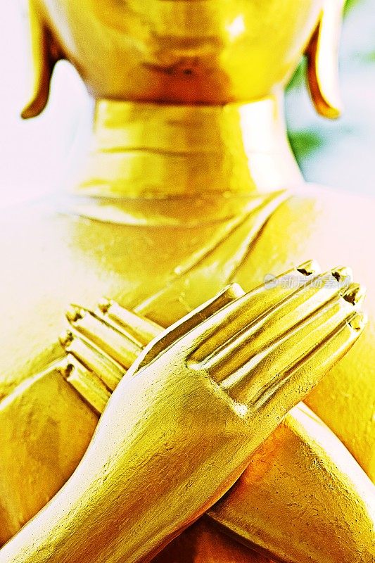 佛像在寺庙(双臂交叉)-曼谷，泰国。