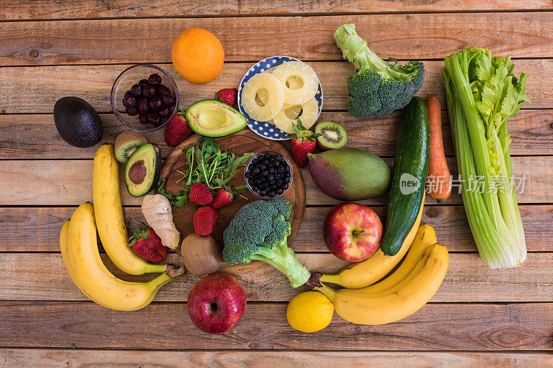 从上面拍摄的乡村餐桌上的水果和蔬菜