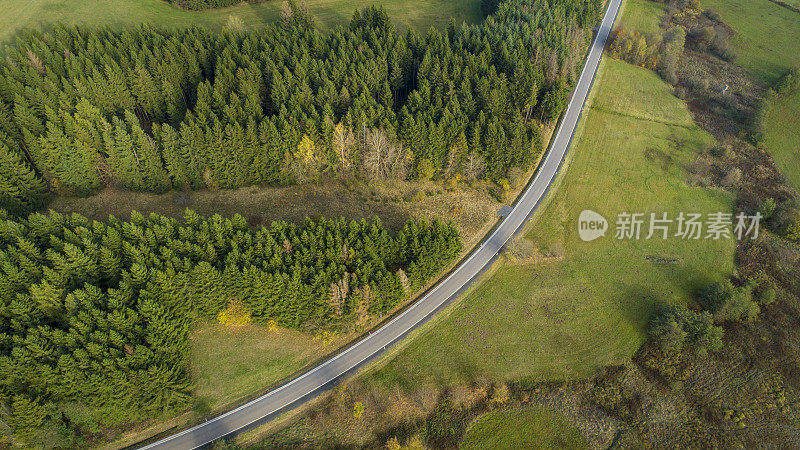 乡村景色，乡村道路和树木在秋天-鸟瞰图