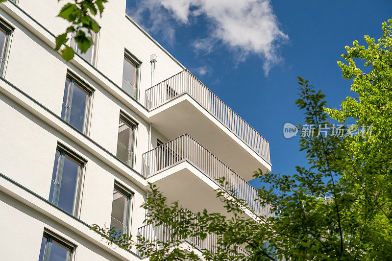 现代优雅的公寓大楼与阳台