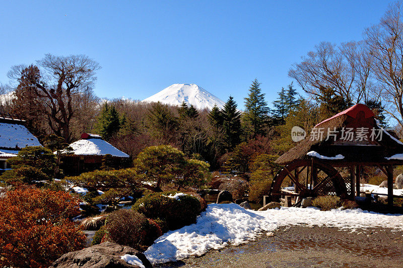 白雪覆盖的富士山，摄于山梨县大野hakkai