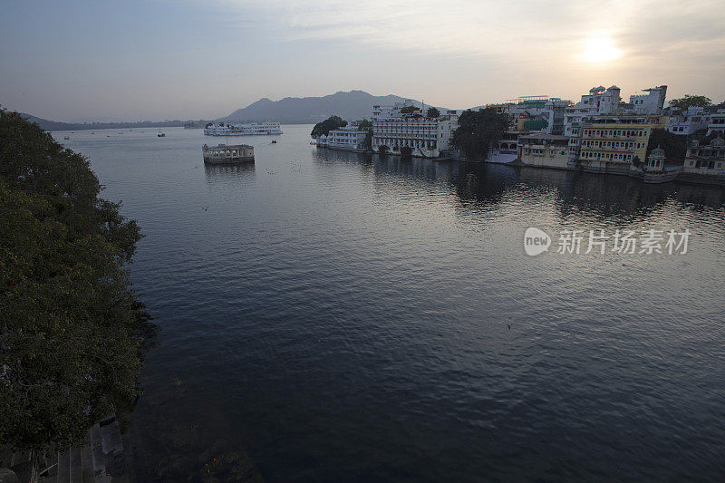 日出时湖面和浮宫的鸟瞰图