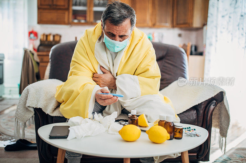 一位患流感的老人在家