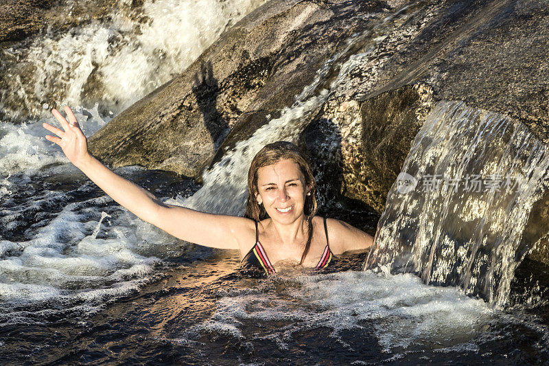 女人做水疗，并有乐趣在一个美丽的河流。米娜·克拉维罗，科尔多瓦，阿根廷。