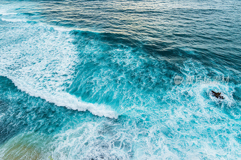 巨大的海浪冲击着珊瑚圈。从以上观点。