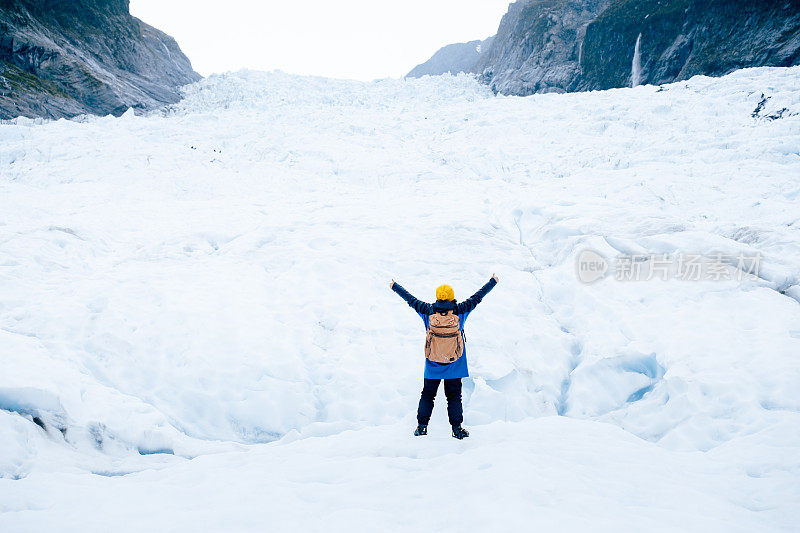 亚洲女性旅游享受福克斯冰川，新西兰。
