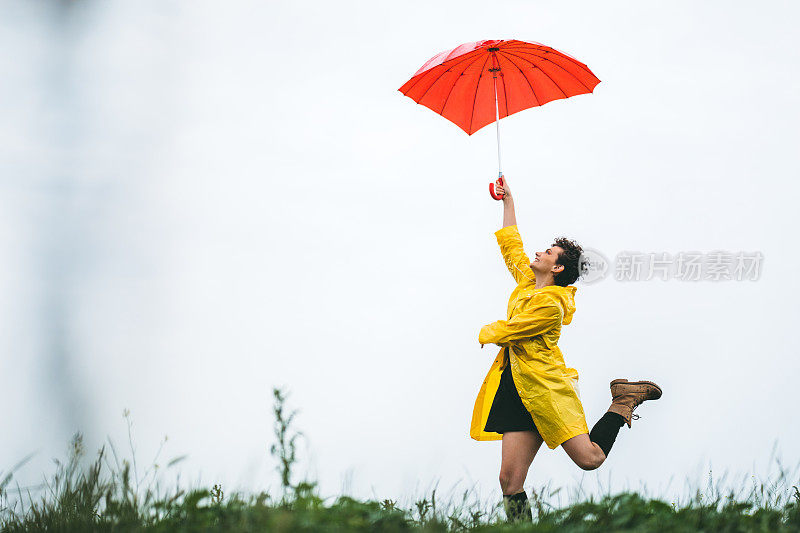 女人在风中撑着伞