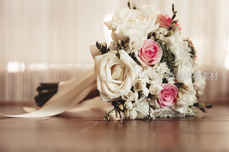 用玫瑰和兰花装饰的新娘婚礼花束