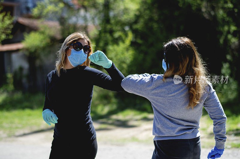 两个朋友在大流行期间相互问候