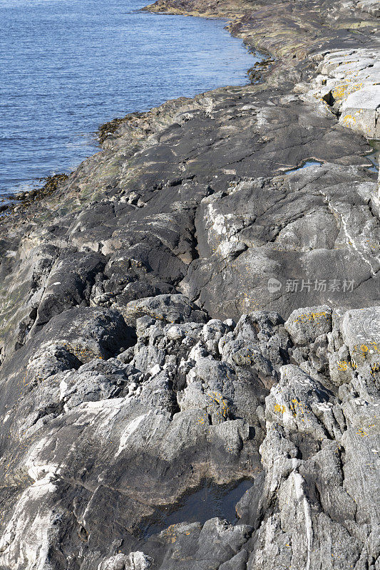 挪威西部卑尔根市附近的岩石海滩