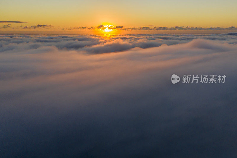 太阳升起时低云覆盖海洋的鸟瞰图