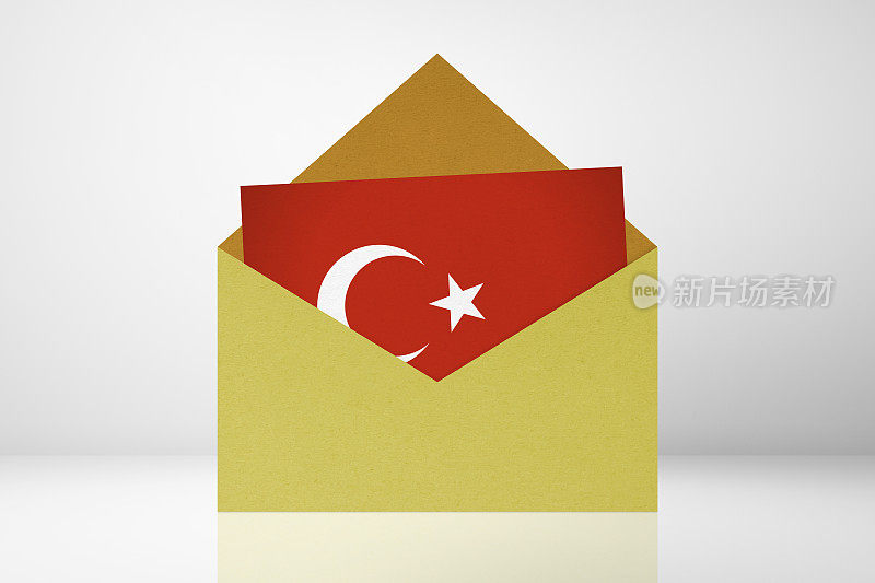 选举在土耳其。信封里有一面土耳其国旗。