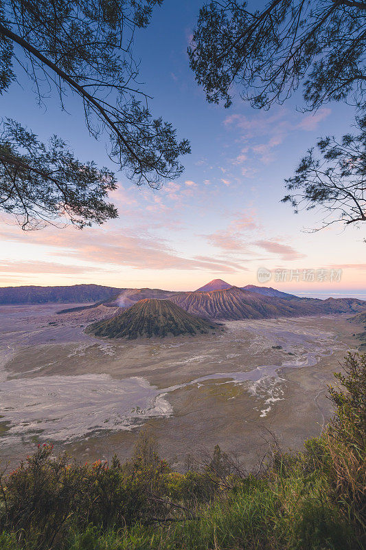 最吸引游客的景点是印度尼西亚东爪哇的一座活火山和腾格里山脉的一部分。