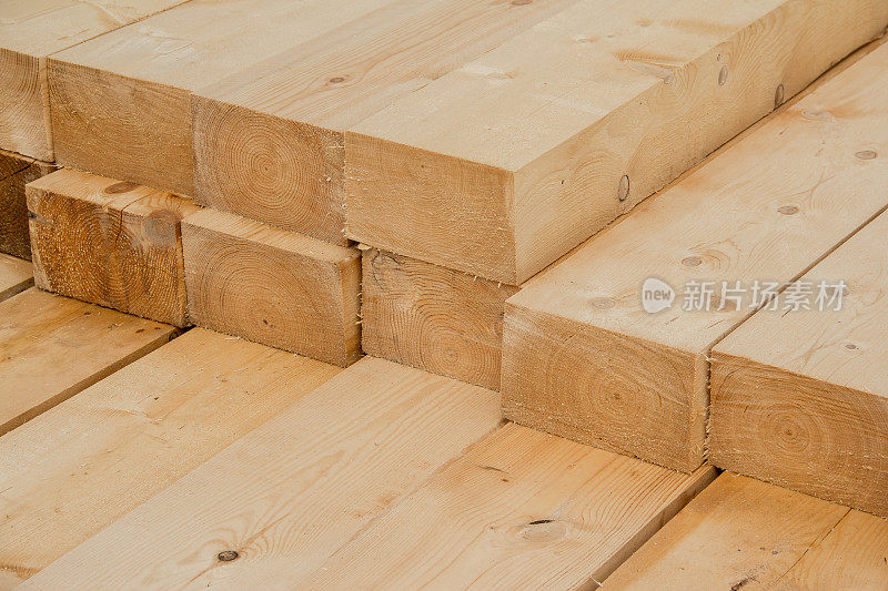 堆积木梁。特写大木板。用于房屋建造的方形截面的堆叠木梁
