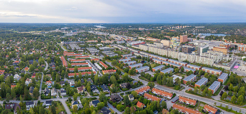 斯德哥尔摩市索伦图纳市中心鸟瞰图。混合别墅和公寓