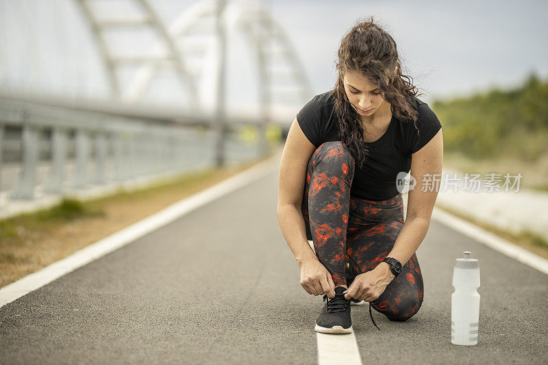 跪着系鞋带的女人