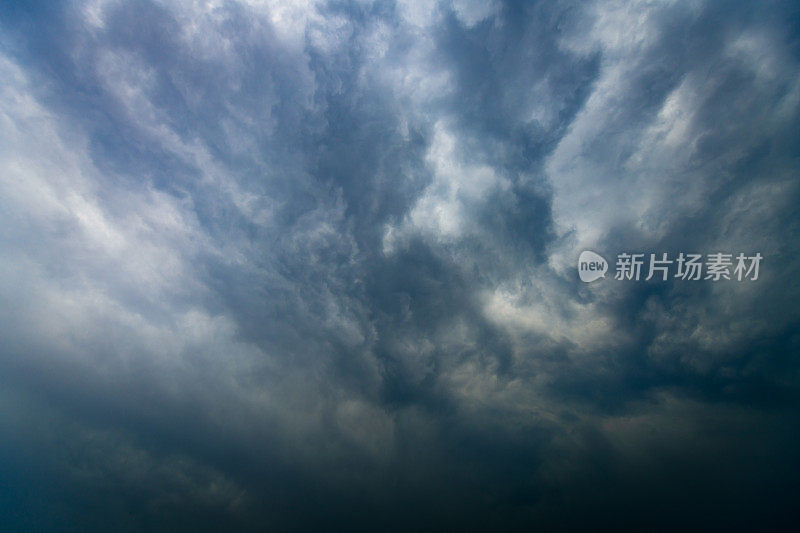 以暴风云为背景