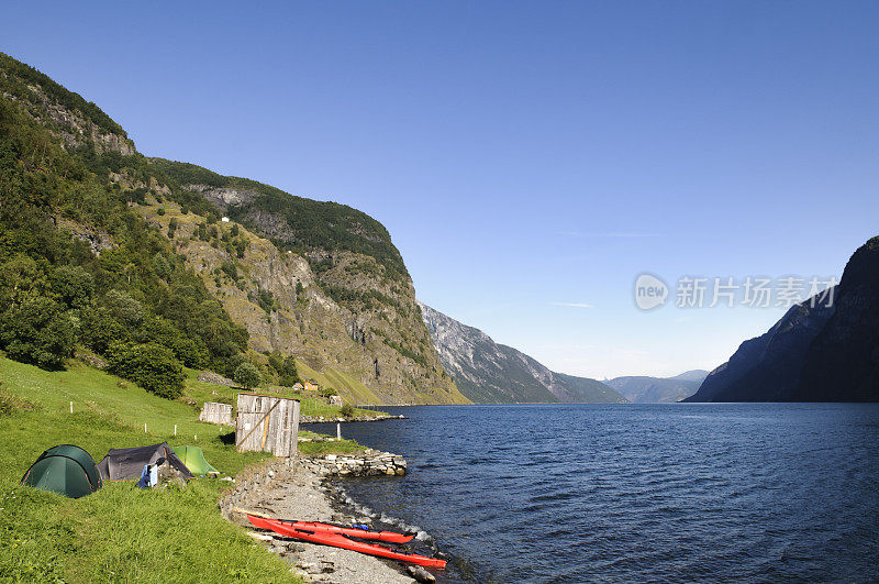 在一个美丽的夏日，在挪威奥兰峡湾的海岸上，在皮艇徒步旅行中露营