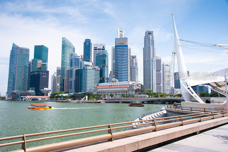 广角拍摄新加坡滨海湾区有许多金融大厦、酒店和步行街游艇码头，滨海湾区附近是新加坡的热门旅游景点。