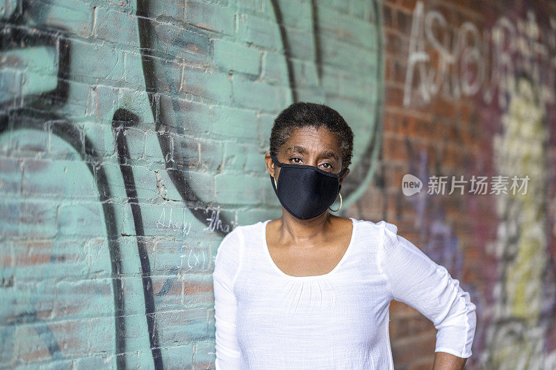 戴着防护面罩的非裔美国妇女