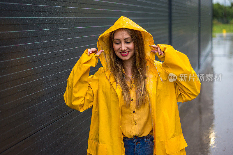 一个穿着黄色雨衣的年轻女子的肖像