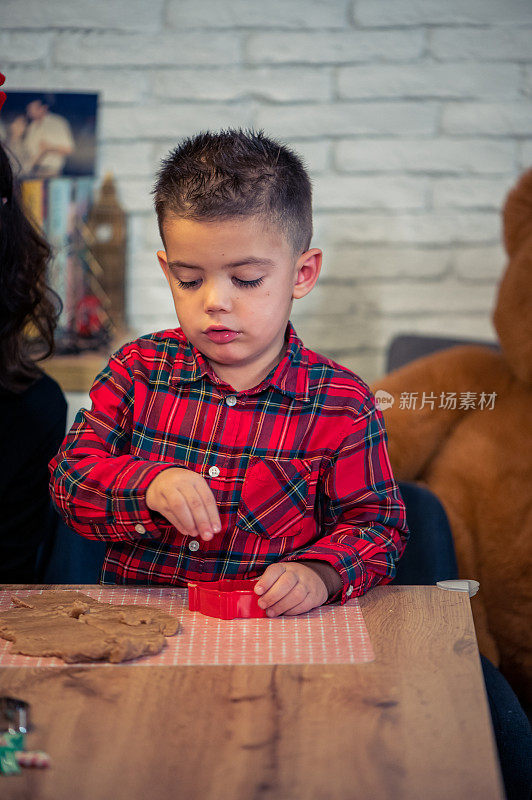 快乐的孩子女孩烤圣诞饼干库存照片