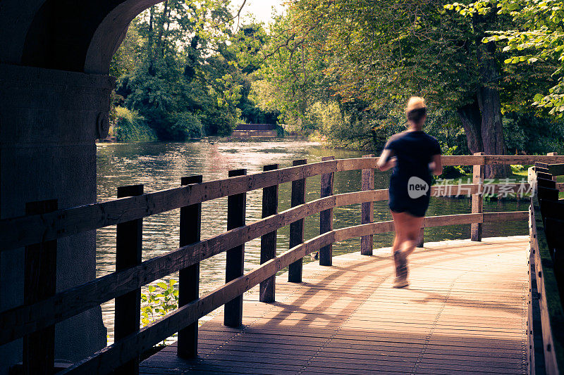 沿着欧登塞河奔跑的女人