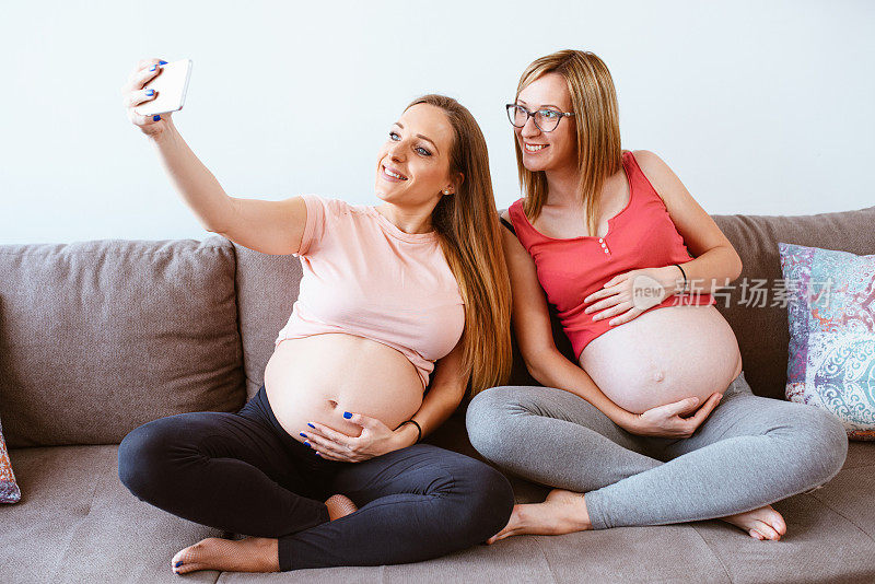孕妇用手机自拍