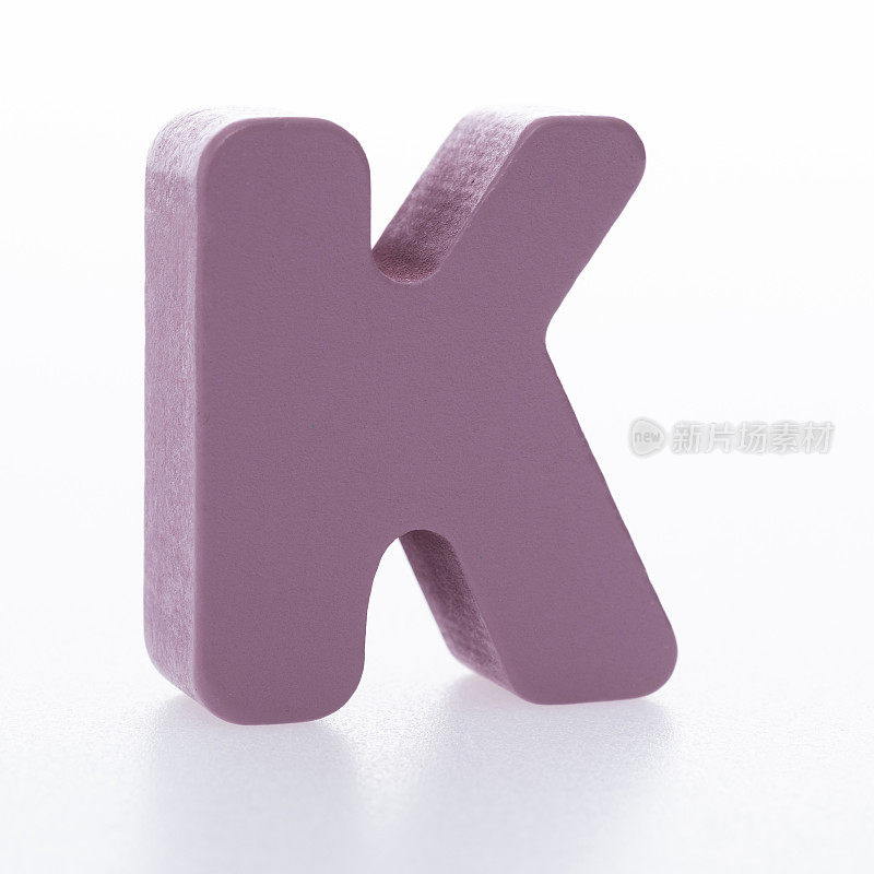 白色背景上的木制字母K