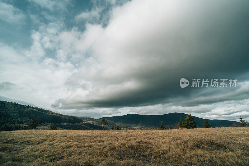 在波斯尼亚和黑塞哥维那的伊格曼，这是一个阴郁的日子，阳光明媚，多云的冬天，山上有大风