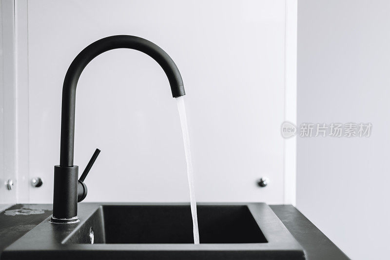 一个水龙头，厨房里的水在流动。水龙头可以让水流出来。