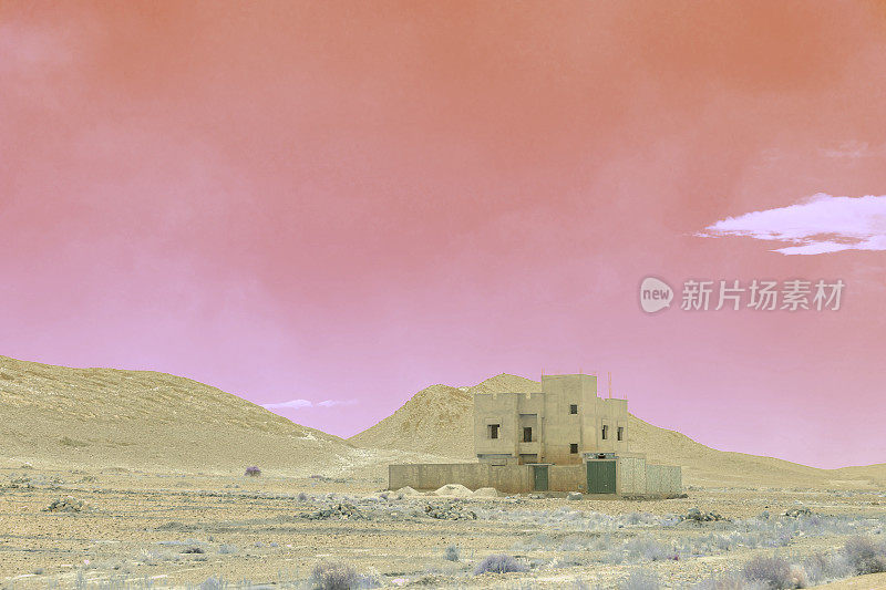 超现实的沙漠景观-红色的天空在废弃的建筑，周围是沙丘和悬崖。